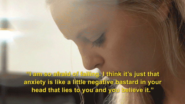 “我很害怕失败。我认为焦虑就像你脑子里的一个消极的小混蛋,它对你撒谎,你相信它。”