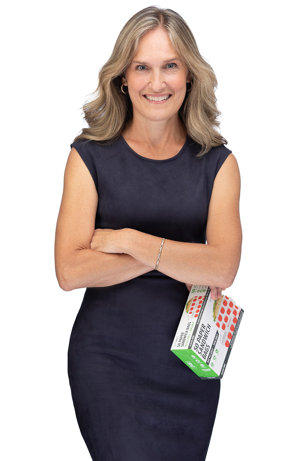 Lunchskins的创始人Kirsten Quigly拿着一盒50个纸质三明治袋。