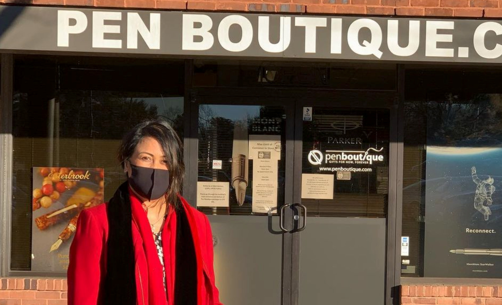 琳娜在她位于马里兰州哥伦比亚市的Pen精品店外。