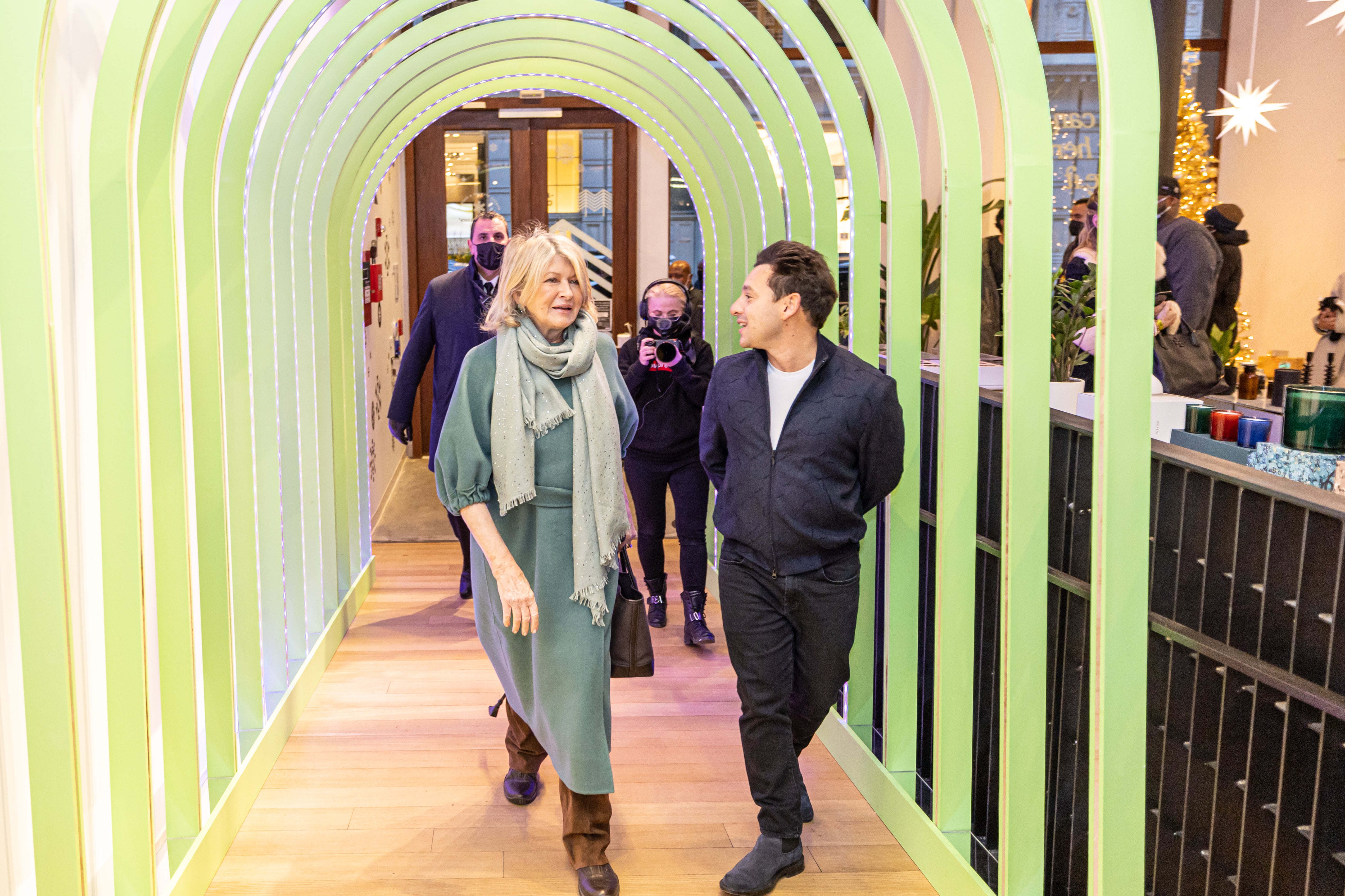 玛莎·斯图尔特和哈利·芬克尔斯坦在散步