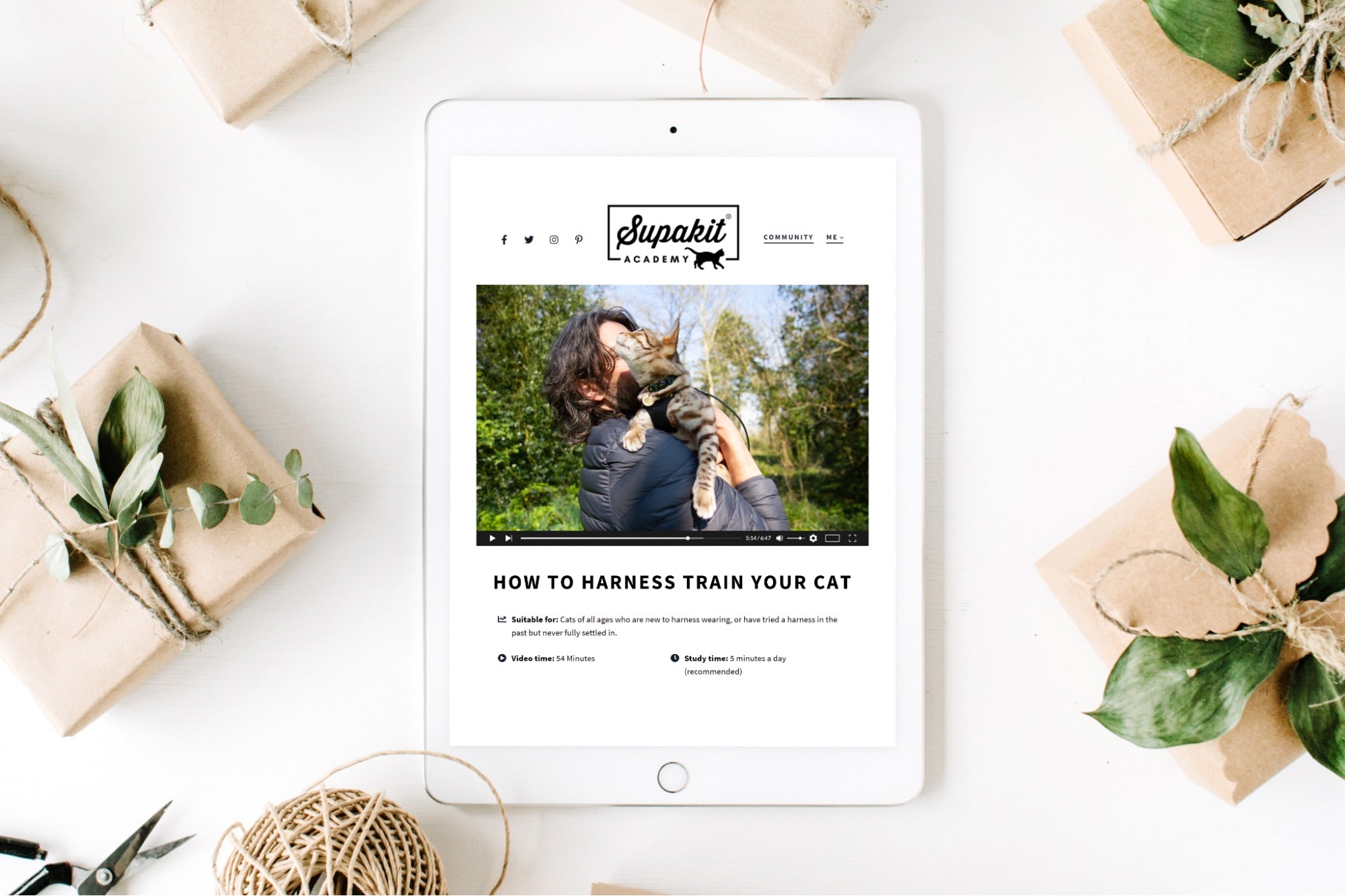 一台屏幕上显示Supakit路线的ipad。