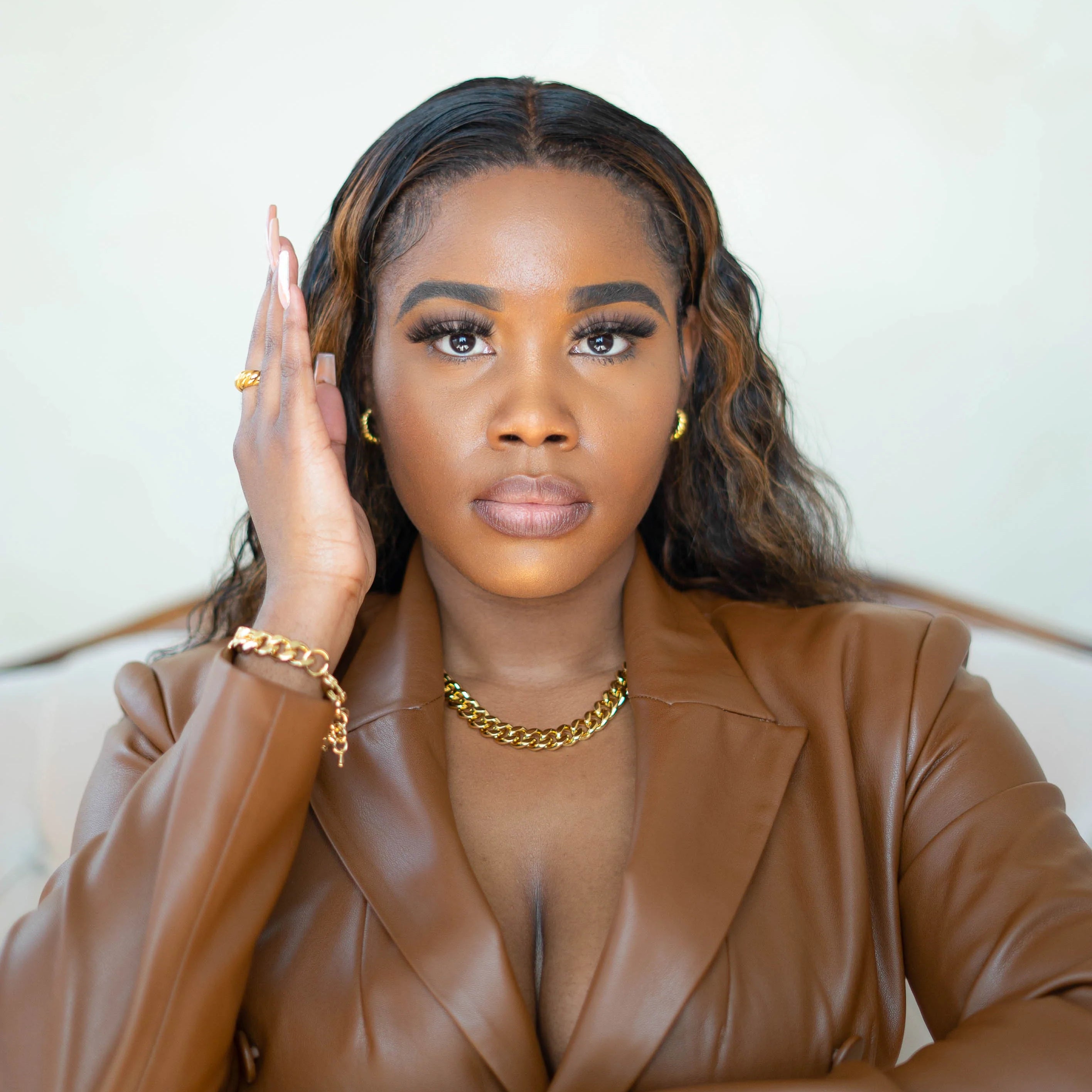 一位模特戴着E’s Element系列的珠宝