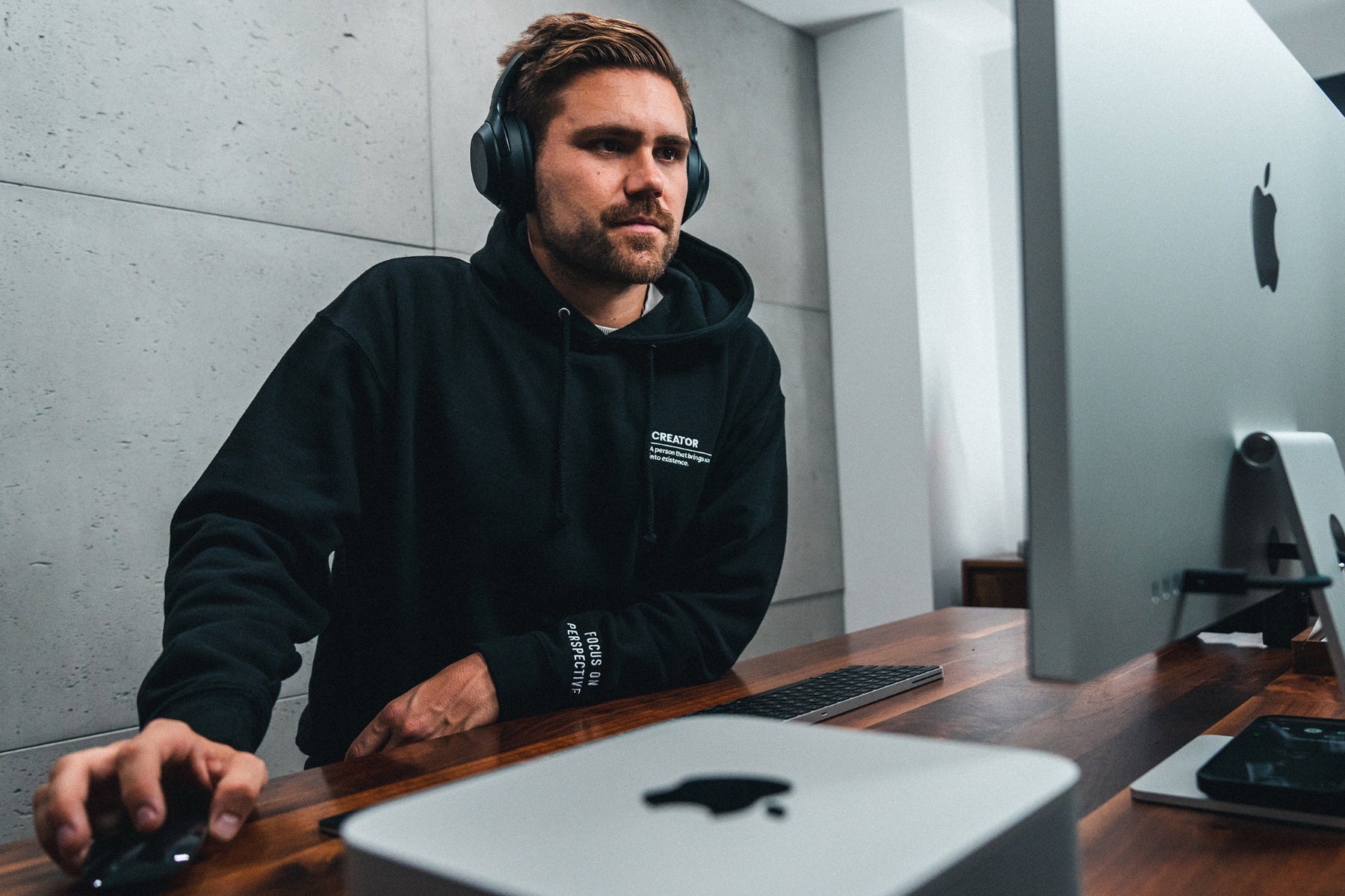 创作者克里斯·豪在他的电脑前工作