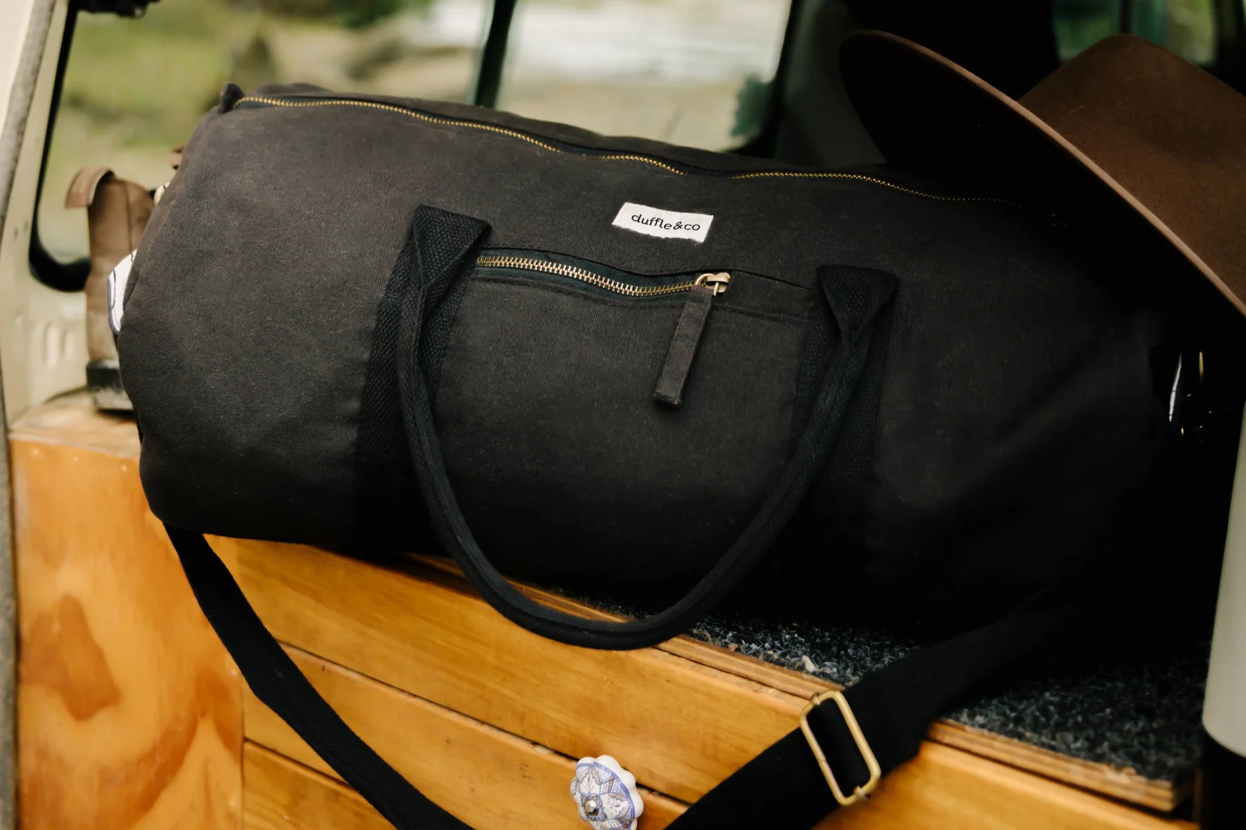 一个黑色的行李袋