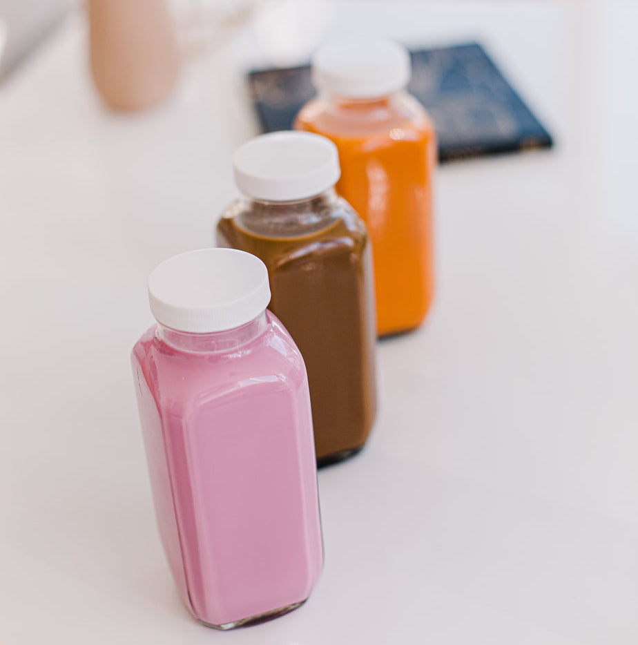 桌上放着三个装满水的罐子