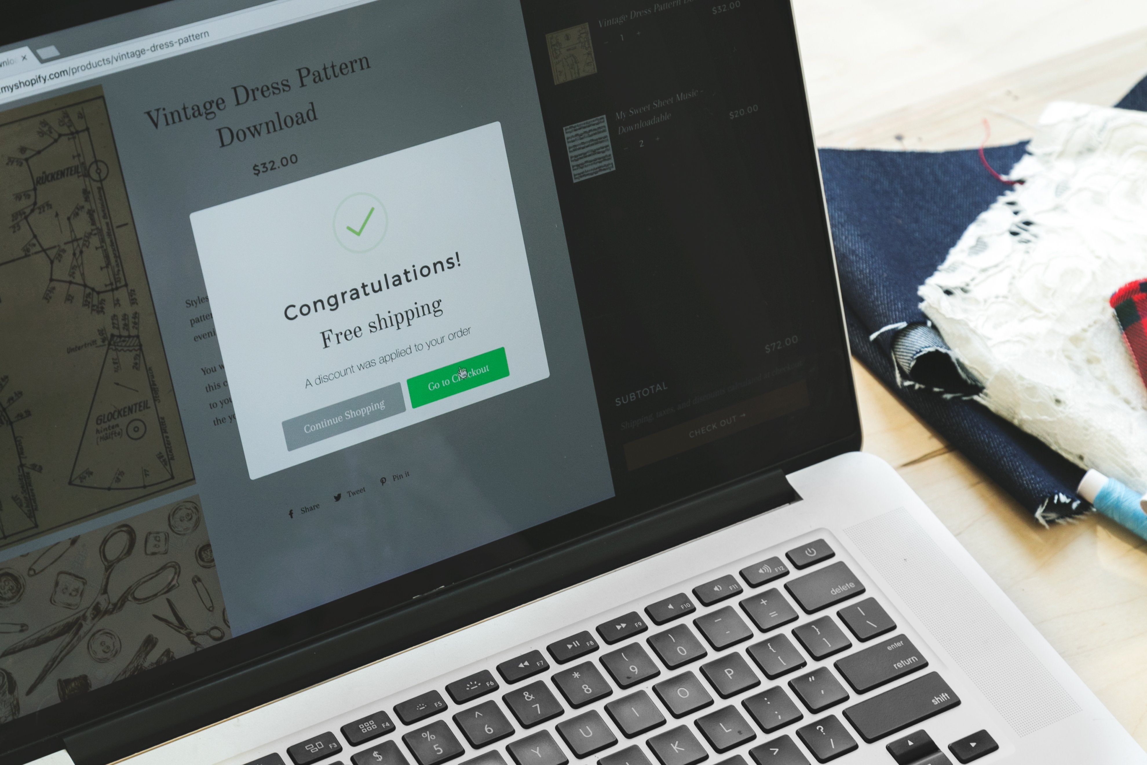 笔记本电脑屏幕上的免费送货弹出框