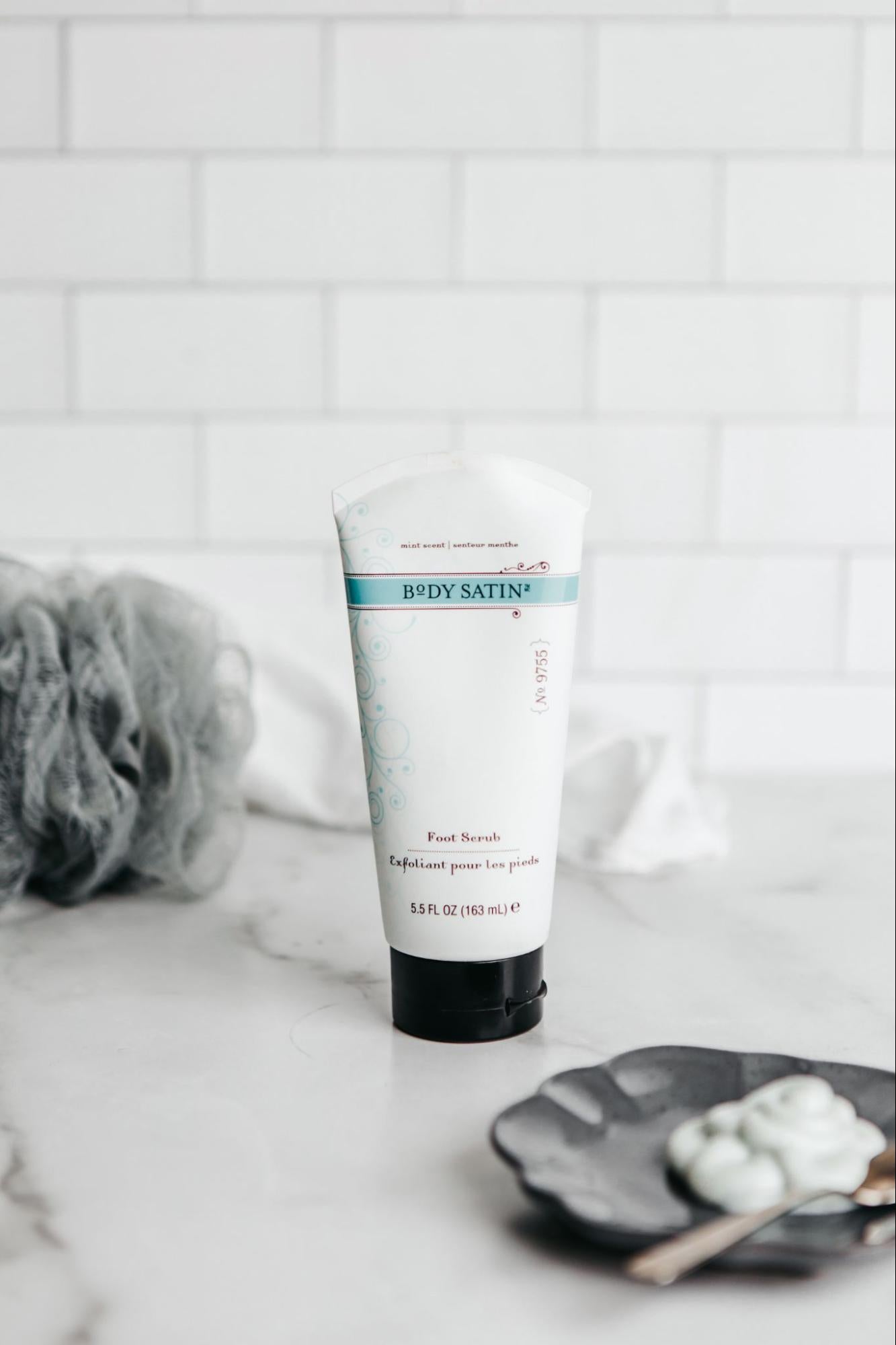 The same composition as the previous photo, but now being shot from the front, centering the bottle of cream and creating depth with the objects placed behind and in front of it