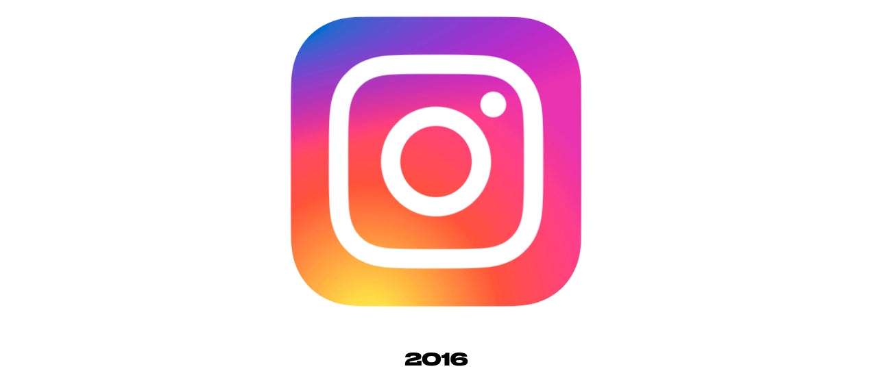 2016年的Instagram logo。它的标志是一个极简主义的相机,只有一个白色的方形、圆形和圆点。背景是黄色、紫色和紫红色的渐变。