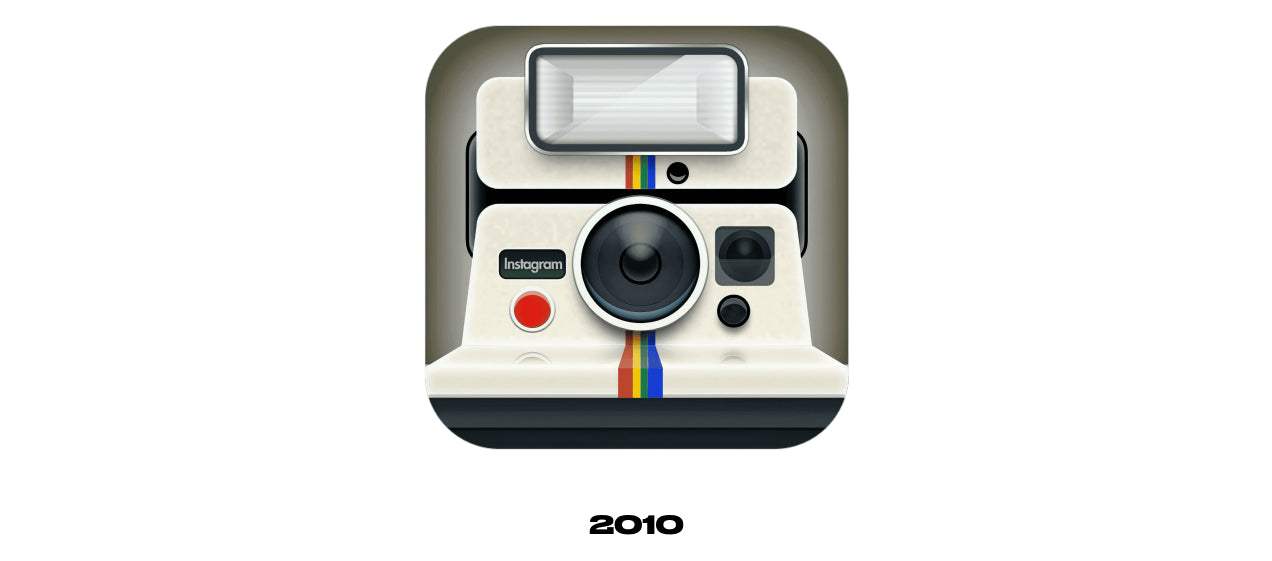 2010年的Instagram logo。该标志是宝丽来OneStep相机的详细图像,上面有一个小标签,上面写着“Instagram”。