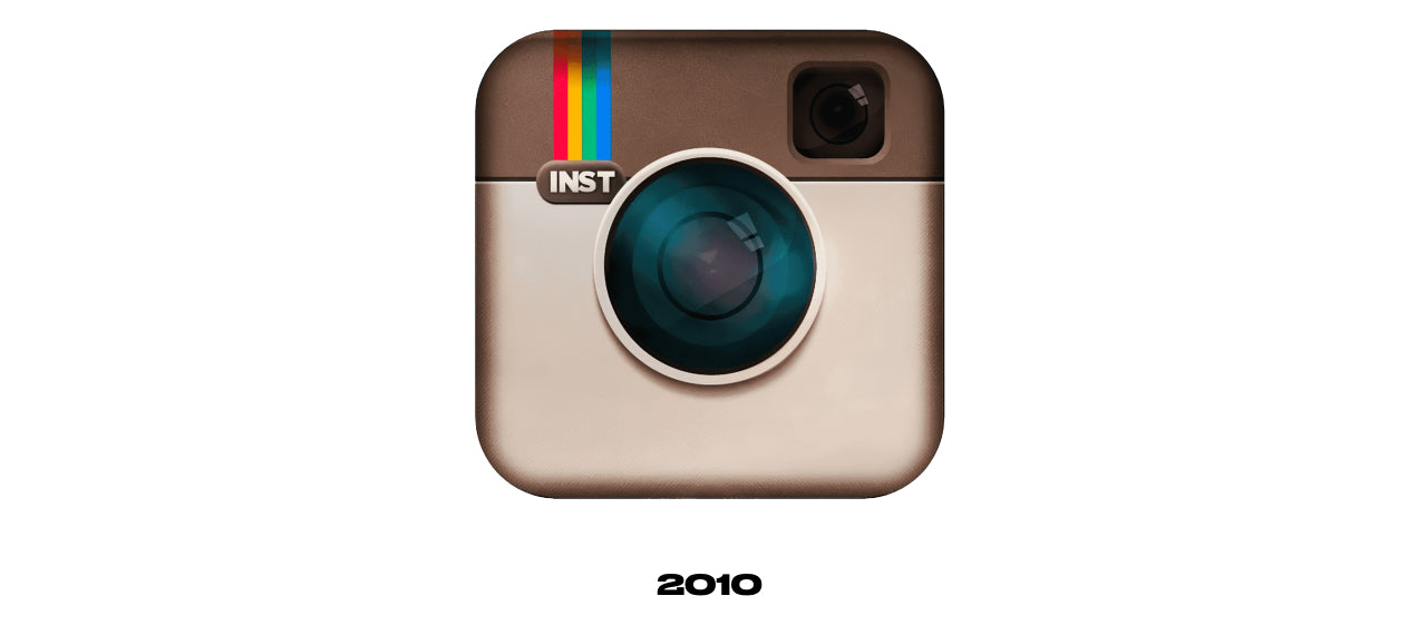 2010年末的Instagram logo。图像是一个更简化的正方形,不太像宝丽来OneStep相机