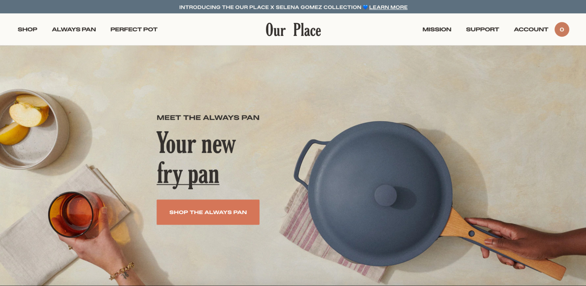 我们的地方主页上有一个灰色的大煎锅,有人拿着杯子