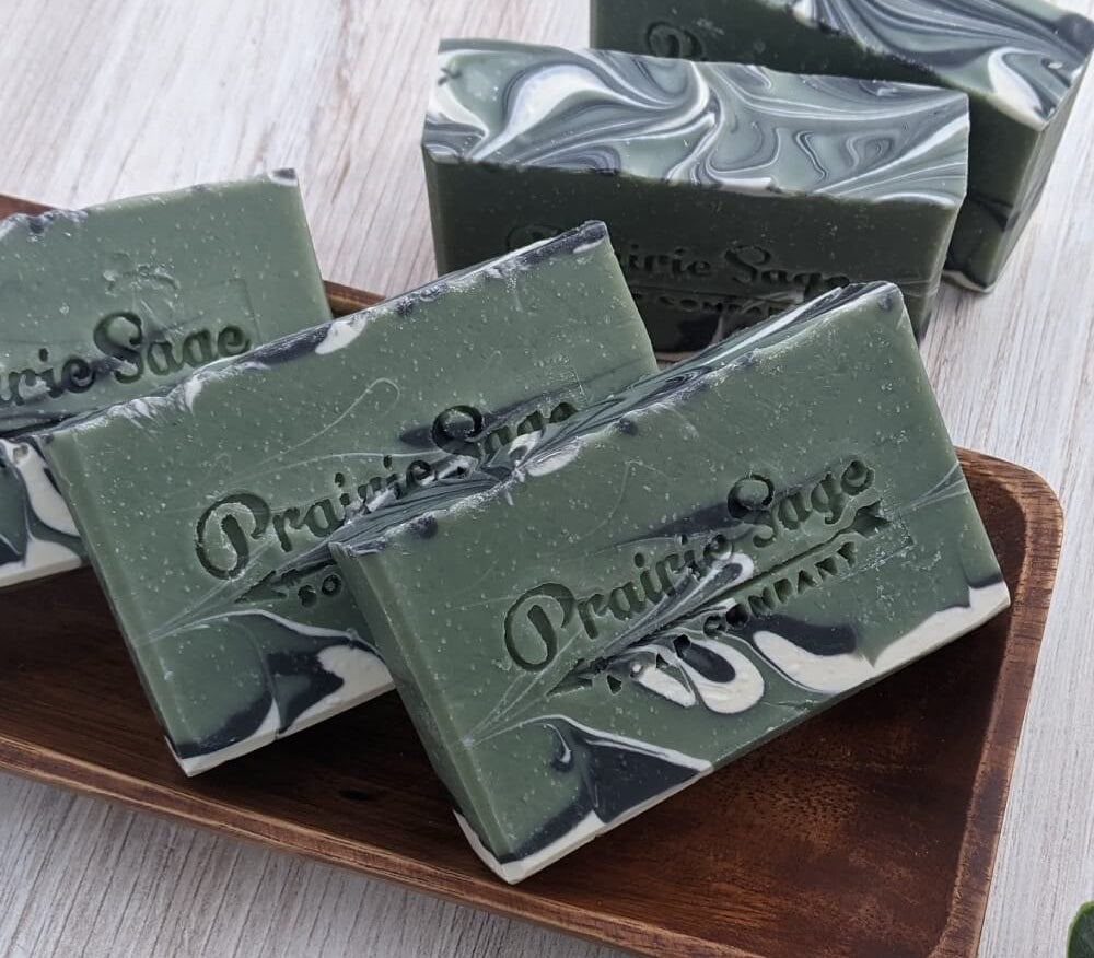 深绿色的手工肥皂条放在木托盘上