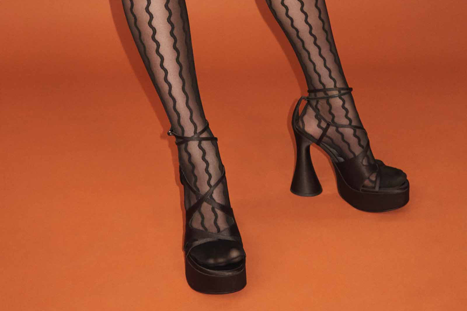 脚和腿模仿透明紧身衣和高跟鞋