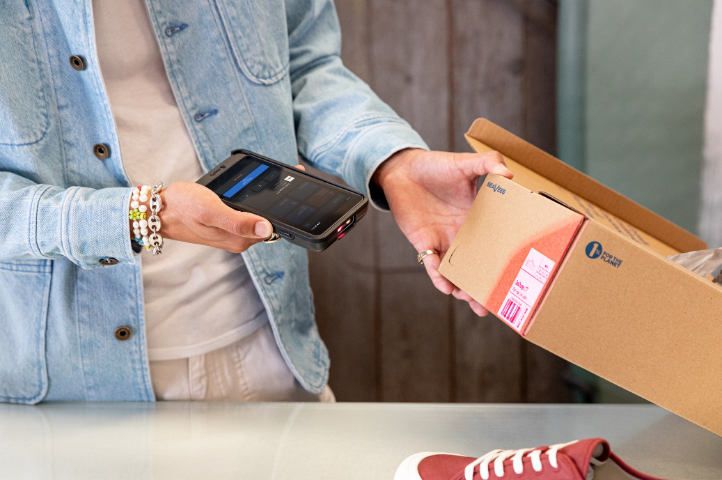 店员在结账时使用Shopify POS Go扫描产品