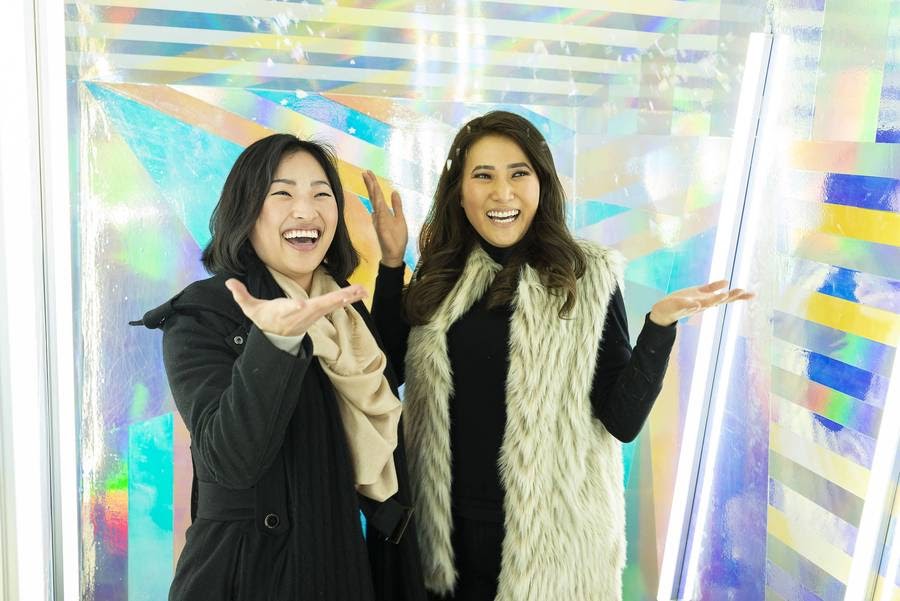 两个微笑的女人