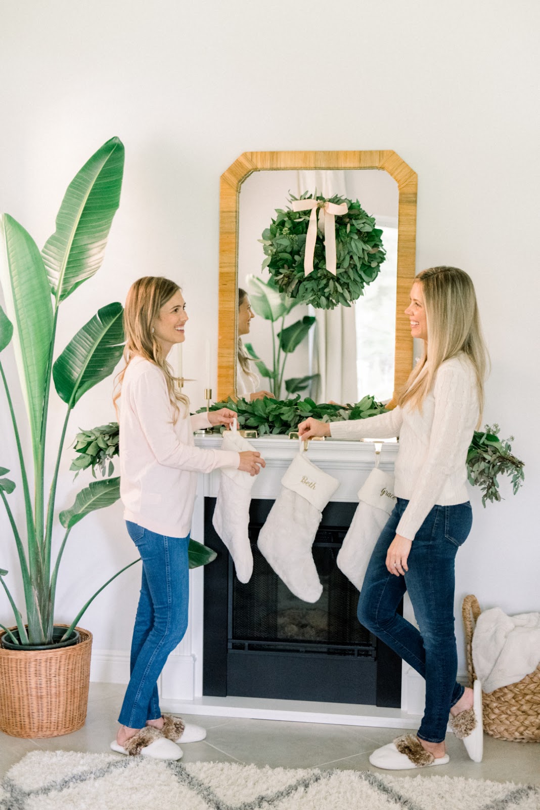 两个女人在长袜前聊天